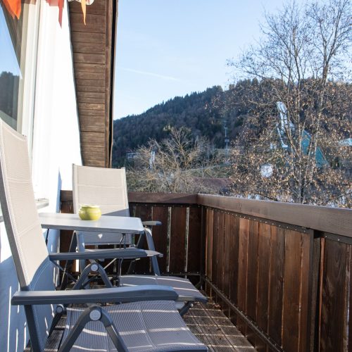 Balkon mit Tisch und Stühlen in Ferienwohnung in Garmisch-Partenkirchen