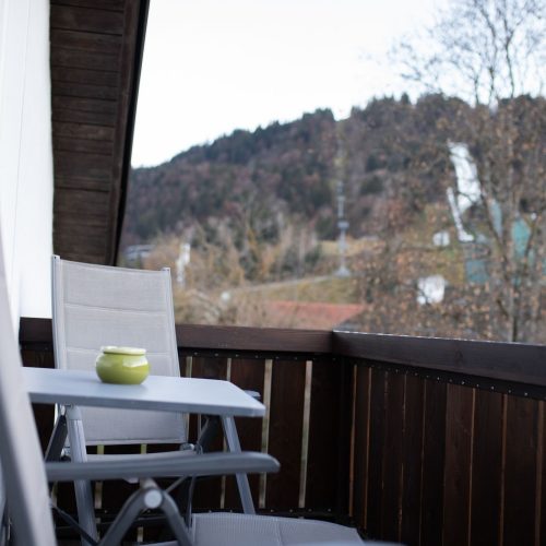 Balkon mit Stühlen in Ferienwohnung in Garmisch-Partenkirchen
