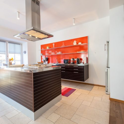 Küche mit Silbernen Kühlschrank und Fliesenboden in Ferienwohnung in Garmisch-Partenkirchen