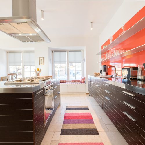 Küche mit Ofen und Herd in Ferienwohnung in Garmisch-Partenkirchen