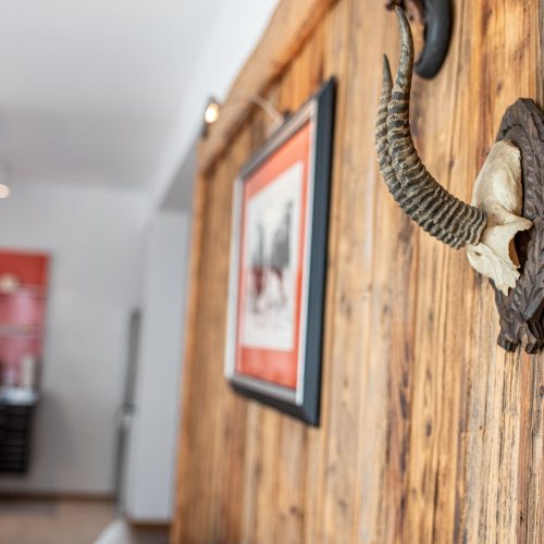 Holzwand mit Bildern und Wanddekoration im Essbereich in Ferienwohnung in Garmisch-Partenkirchen