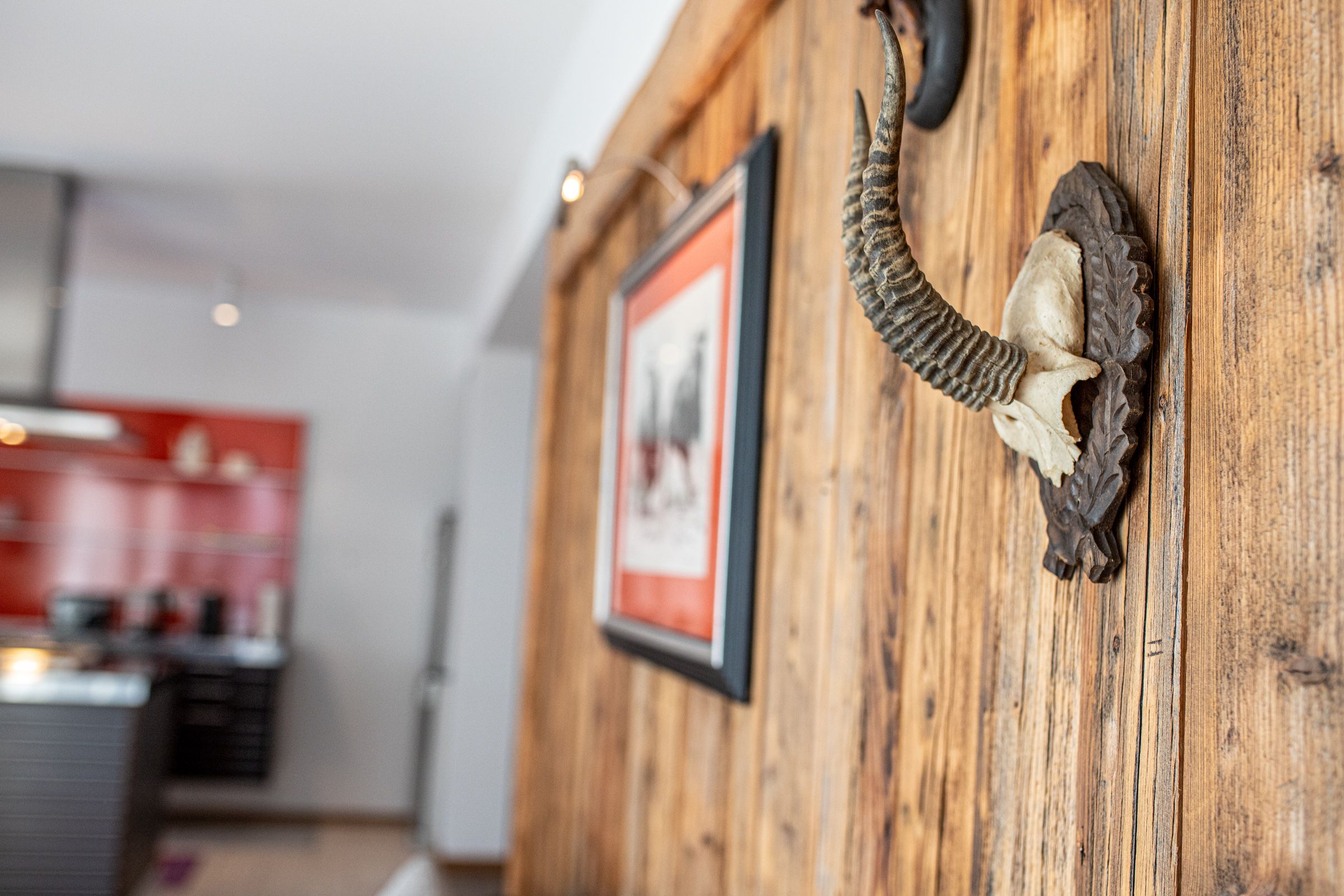 Holzwand mit Bildern und Wanddekoration im Essbereich in Ferienwohnung in Garmisch-Partenkirchen