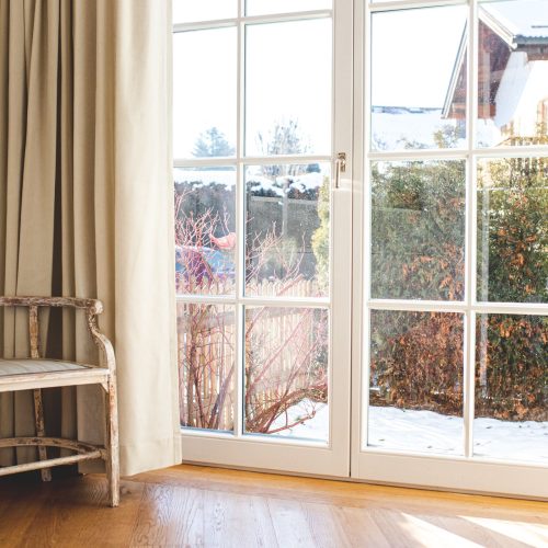 große Fenster mit Glastür in Ferienwohnung in Garmisch-Partenkirchen