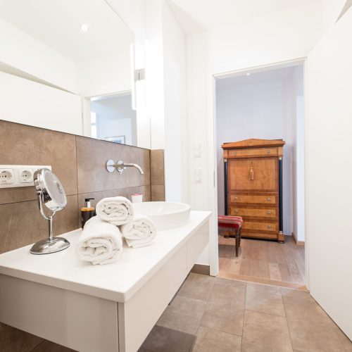 Waschbecken in weiß in Ferienwohnung in Garmisch-Partenkirchen