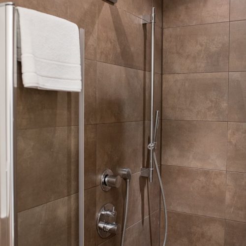 Regendusche im Badezimmer in Ferienwohnung in Garmisch-Partenkirchen