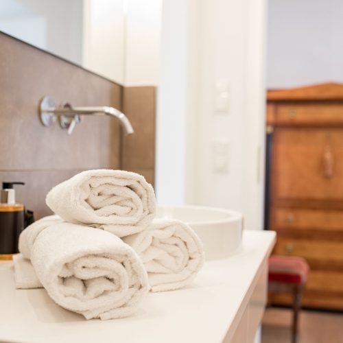 Waschbecken mit aufgerollten Handtüchern in Ferienwohnung in Garmisch-Partenkirchen