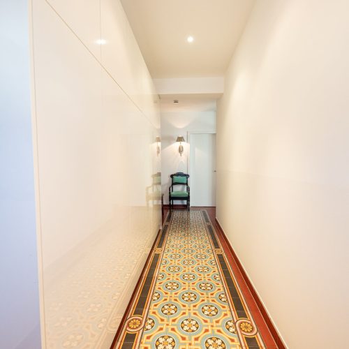 langer Flur in Ferienwohnung in Garmisch-Partenkirchen