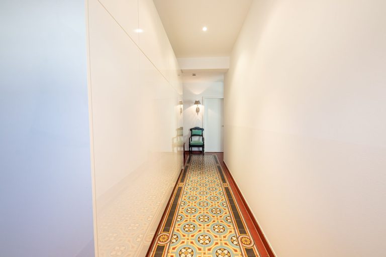 langer Flur in Ferienwohnung in Garmisch-Partenkirchen