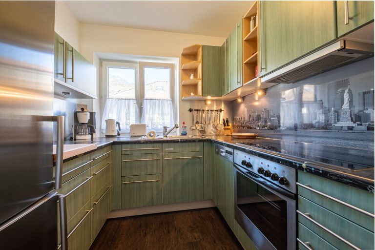 grüne Küche mit Herd in Ferienwohnung in Garmisch-Partenkirchen