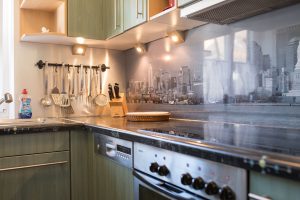 Küche in grün in Ferienwohnung in Garmisch-Partenkirchen