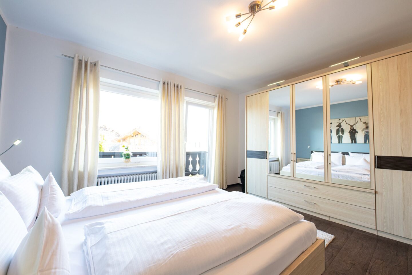 Doppelbettzimmer mit Kleiderschrank in Ferienwohnung in Garmisch-Partenkirchen