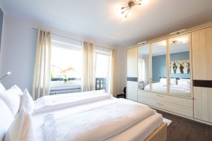 Doppelbettzimmer mit Kleiderschrank in Ferienwohnung in Garmisch-Partenkirchen