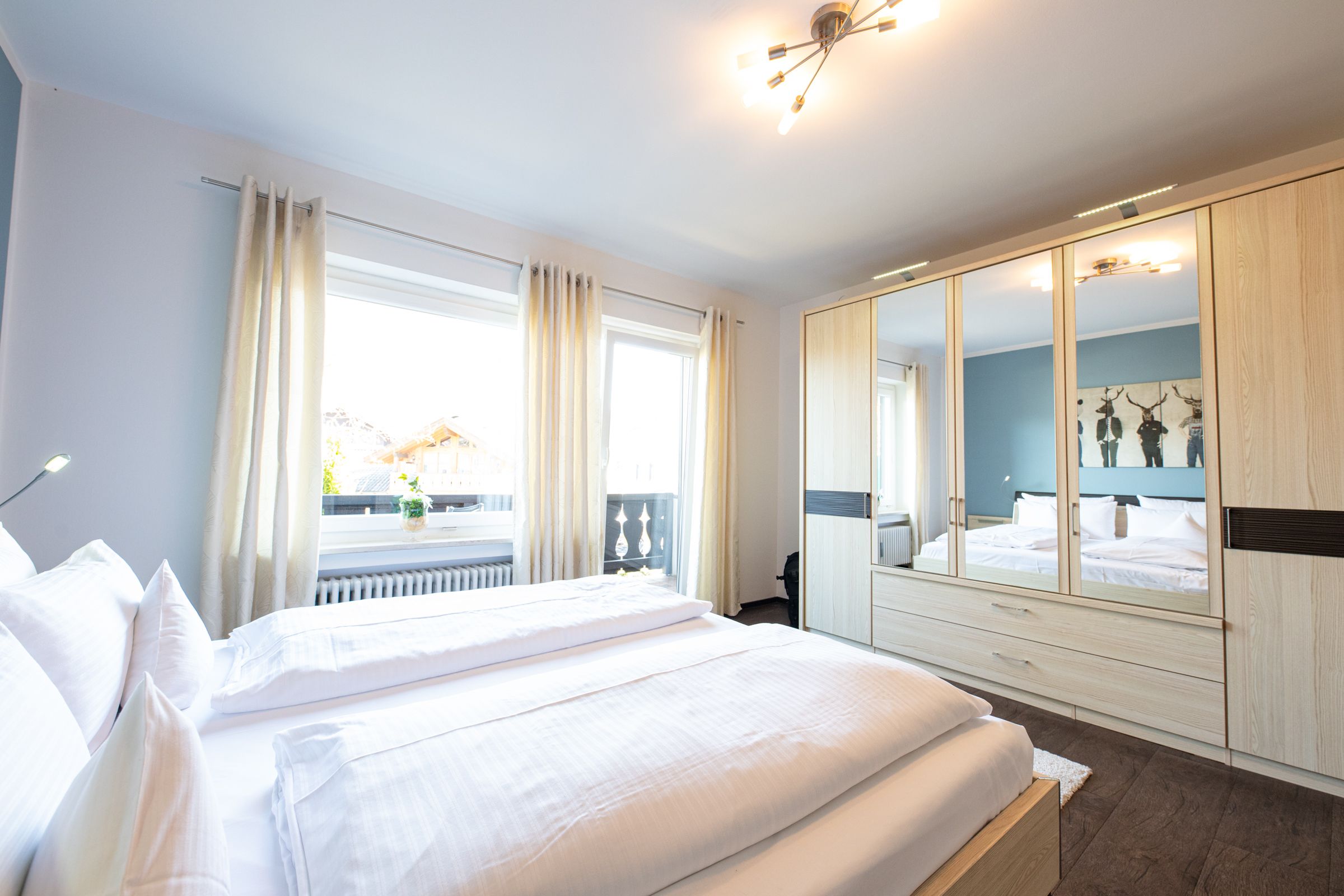 Doppelbettzimmer mit Kleiderschrank in Ferienwohnung in Garmisch-Partenkirchen