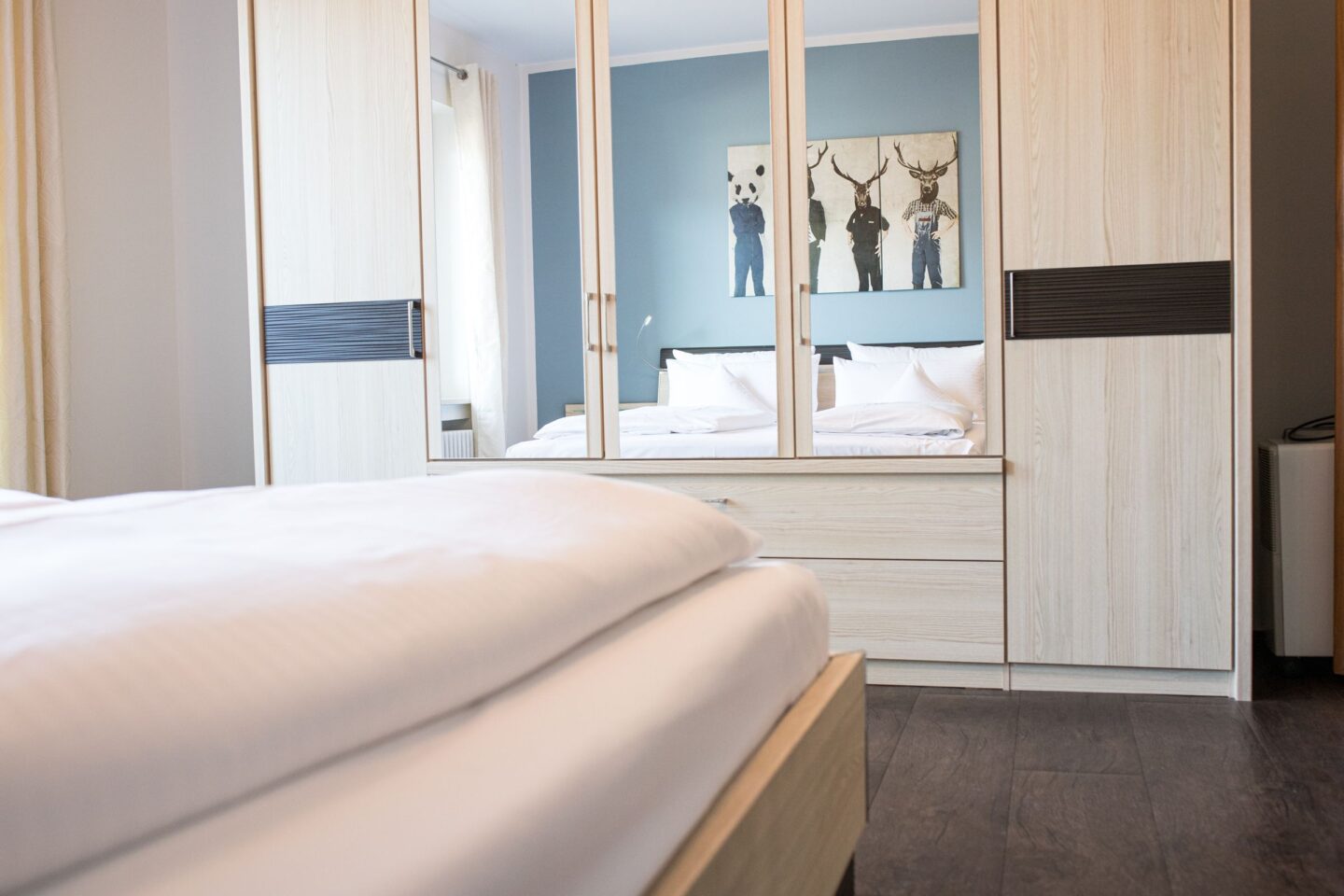 Doppelbettzimmer mit Spiegel in Ferienwohnung in Garmisch-Partenkirchen