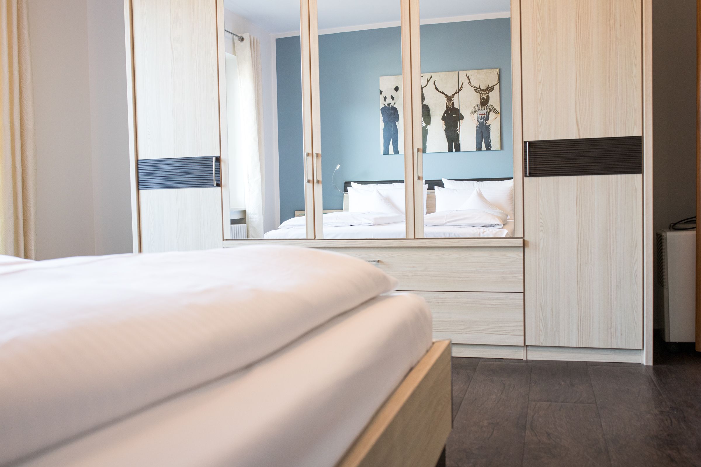 Doppelbettzimmer mit Spiegel in Ferienwohnung in Garmisch-Partenkirchen