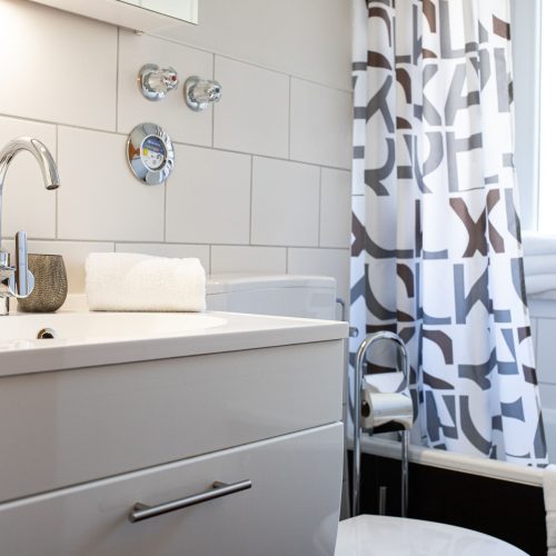 Badezimmer mit Badewanne in Ferienwohnung in Garmisch-Partenkirchen