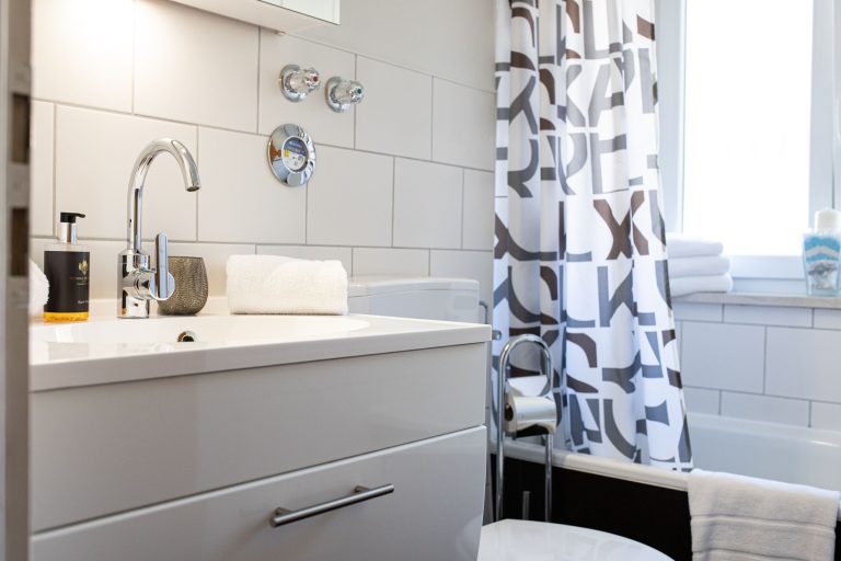 Badezimmer mit Badewanne in Ferienwohnung in Garmisch-Partenkirchen