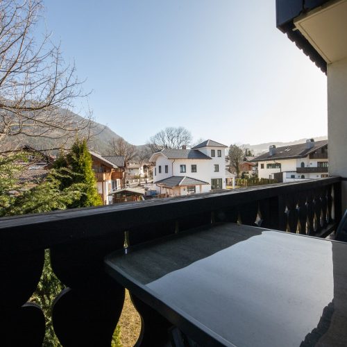 Balkon mit Tisch in Ferienwohnung in Garmisch-Partenkirchen