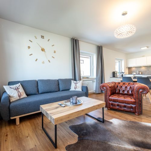 Wohnbereich mit einer großen Deckenlampe in Ferienwohnung in Garmisch-Partenkirchen