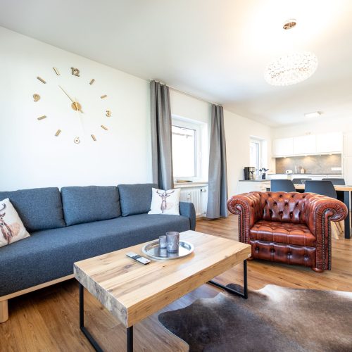 Wohnbereich mit Holzboden in Ferienwohnung in Garmisch-Partenkirchen