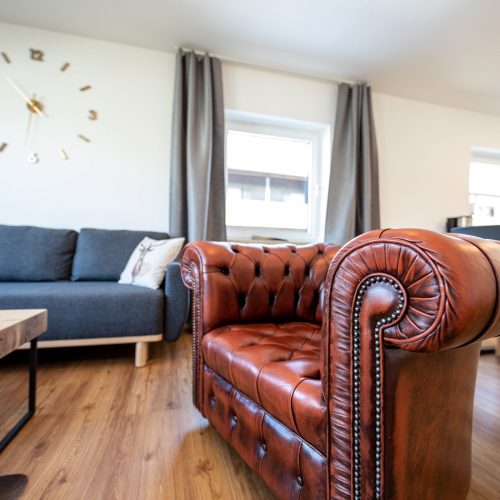 Sessel im Wohnzimmer in Ferienwohnung in Garmisch-Partenkirchen