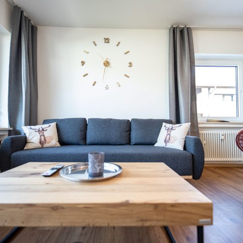 Wohnzimmer mit Holztisch in Ferienwohnung in Garmisch-Partenkirchen