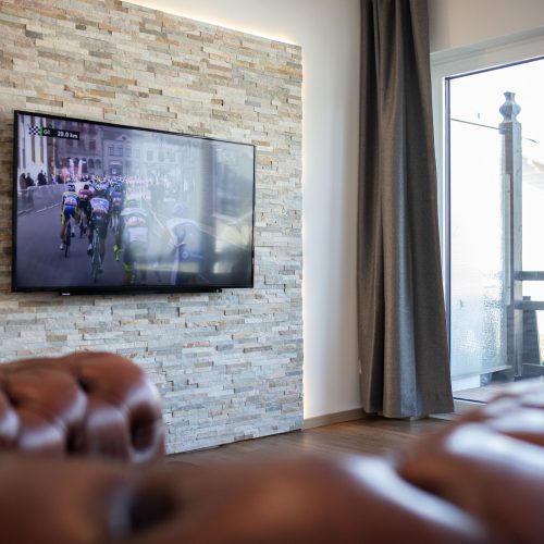 Wohnbereich mit Steinwand in Ferienwohnung in Garmisch-Partenkirchen
