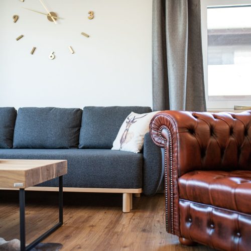 Sofa mit Kissen in Ferienwohnung in Garmisch-Partenkirchen