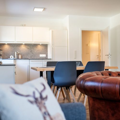 Wohnbereich mit weißen wänden in Ferienwohnung in Garmisch-Partenkirchen