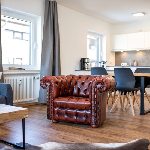 Wohnbereich mit grauen Vorhängen in Ferienwohnung in Garmisch-Partenkirchen