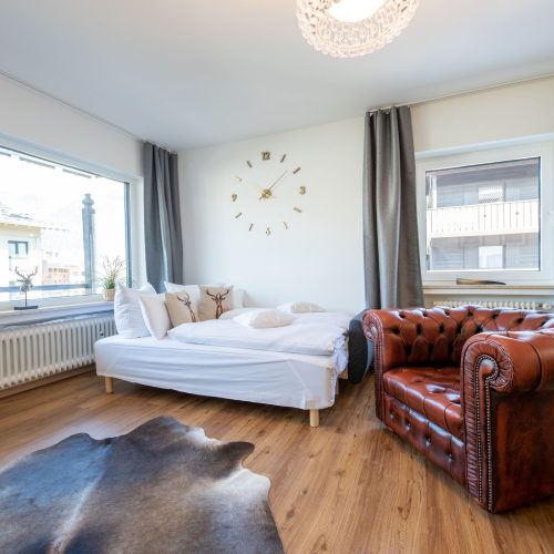 brauner Sessel und Teppich in Ferienwohnung in Garmisch-Partenkirchen