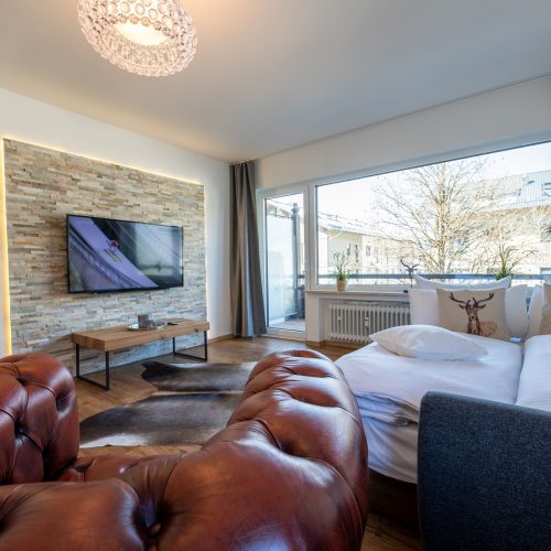 Schlafsofa mit Fernseher in Ferienwohnung in Garmisch-Partenkirchen