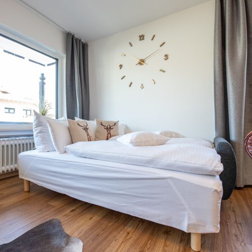 Schlafsofa mit vielen Kissen in Ferienwohnung in Garmisch-Partenkirchen