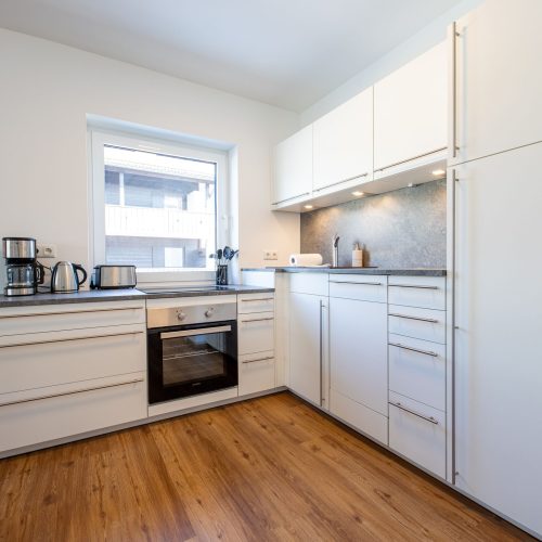 Küche mit verschiedenen Küchengeräten in Ferienwohnung in Garmisch-Partenkirchen