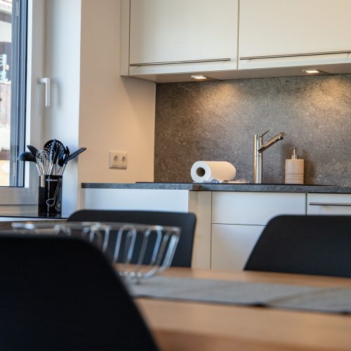 Küche in dunkel grau und weiß in Ferienwohnung in Garmisch-Partenkirchen