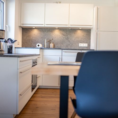 Küche in weiß in Ferienwohnung in Garmisch-Partenkirchen