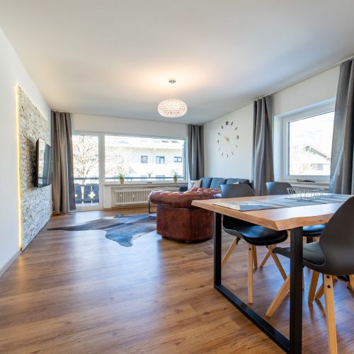 Wohnbereich mit großen Fenstern in Ferienwohnung in Garmisch-Partenkirchen