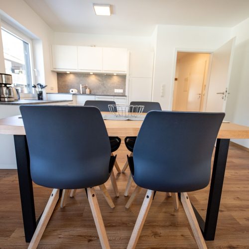 Essbereich mit Holzboden in Ferienwohnung in Garmisch-Partenkirchen