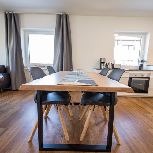 Esstisch mit schwarten Stühlen in Ferienwohnung in Garmisch-Partenkirchen