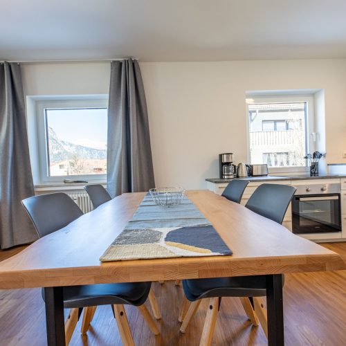 offener Essbereich mit einem großen Holztisch in Ferienwohnung in Garmisch-Partenkirchen
