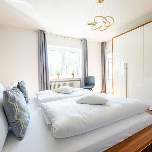 Schlafzimmer mit einem großen Kleiderschrank in Ferienwohnung in Garmisch-Partenkirchen