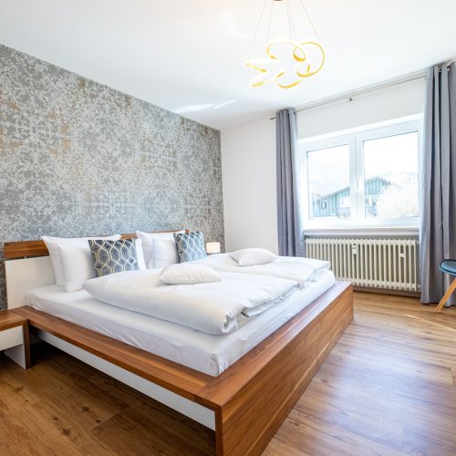 Schlafzimmer mit vielen Kissen in Ferienwohnung in Garmisch-Partenkirchen