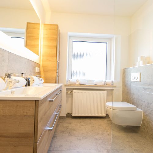 Badezimmer in grau in Ferienwohnung in Garmisch-Partenkirchen