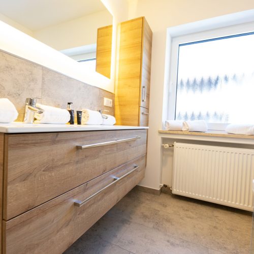 Badezimmer mit einem großen Fenster in Ferienwohnung in Garmisch-Partenkirchen