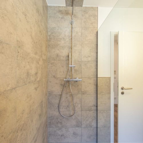 Badezimmer mit Regendusche in Ferienwohnung in Garmisch-Partenkirchen