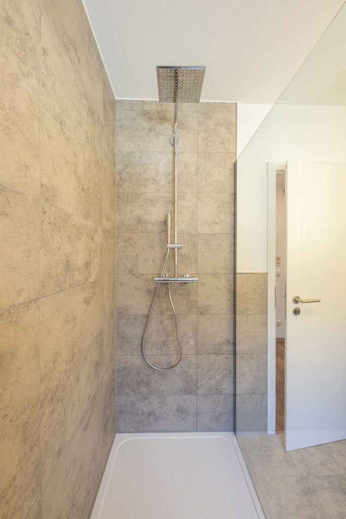 Badezimmer mit Regendusche  in Ferienwohnung in Garmisch-Partenkirchen