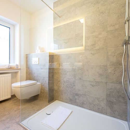 Badezimmer mit offener Dusche in Ferienwohnung in Garmisch-Partenkirchen