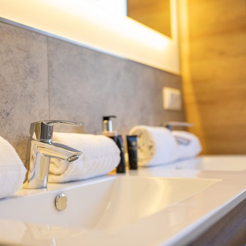 Badezimmer mit Waschbecken in Ferienwohnung in Garmisch-Partenkirchen