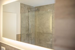 Badezimmer mit großem Spiegel  in Ferienwohnung in Garmisch-Partenkirchen