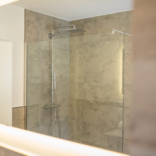 Badezimmer mit großem Spiegel in Ferienwohnung in Garmisch-Partenkirchen